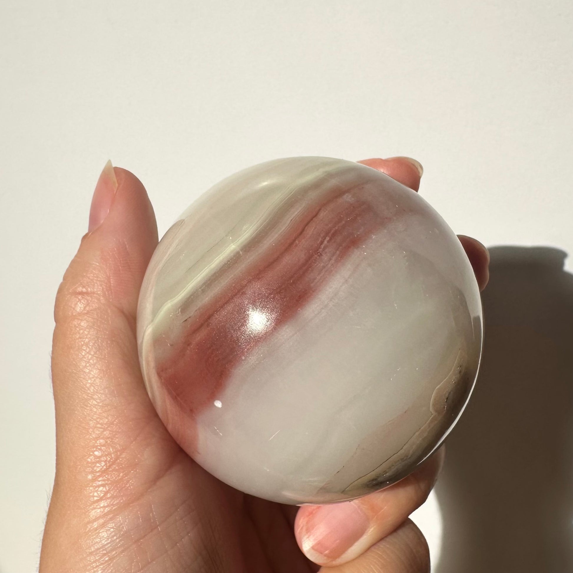 Onyx Kugel mit rosafarbenem Band