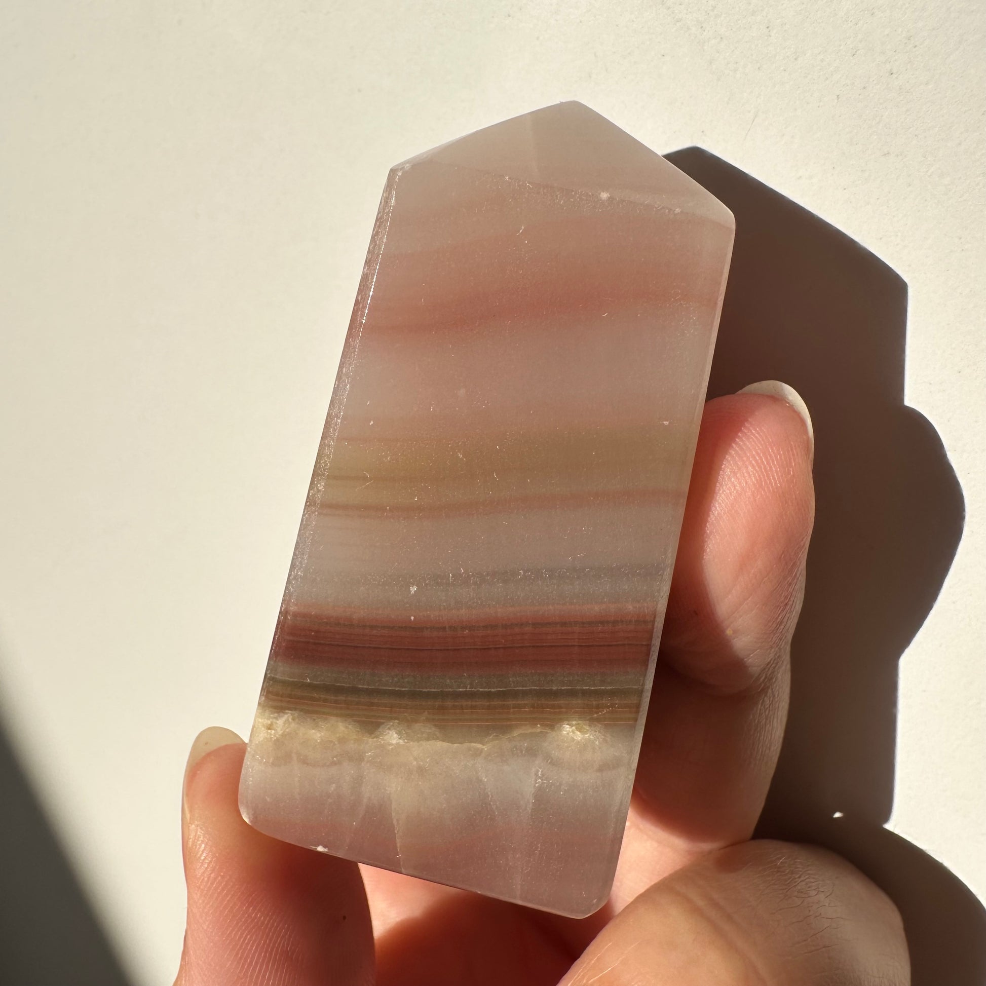 Onyx Turm mit rosafarbenem Band