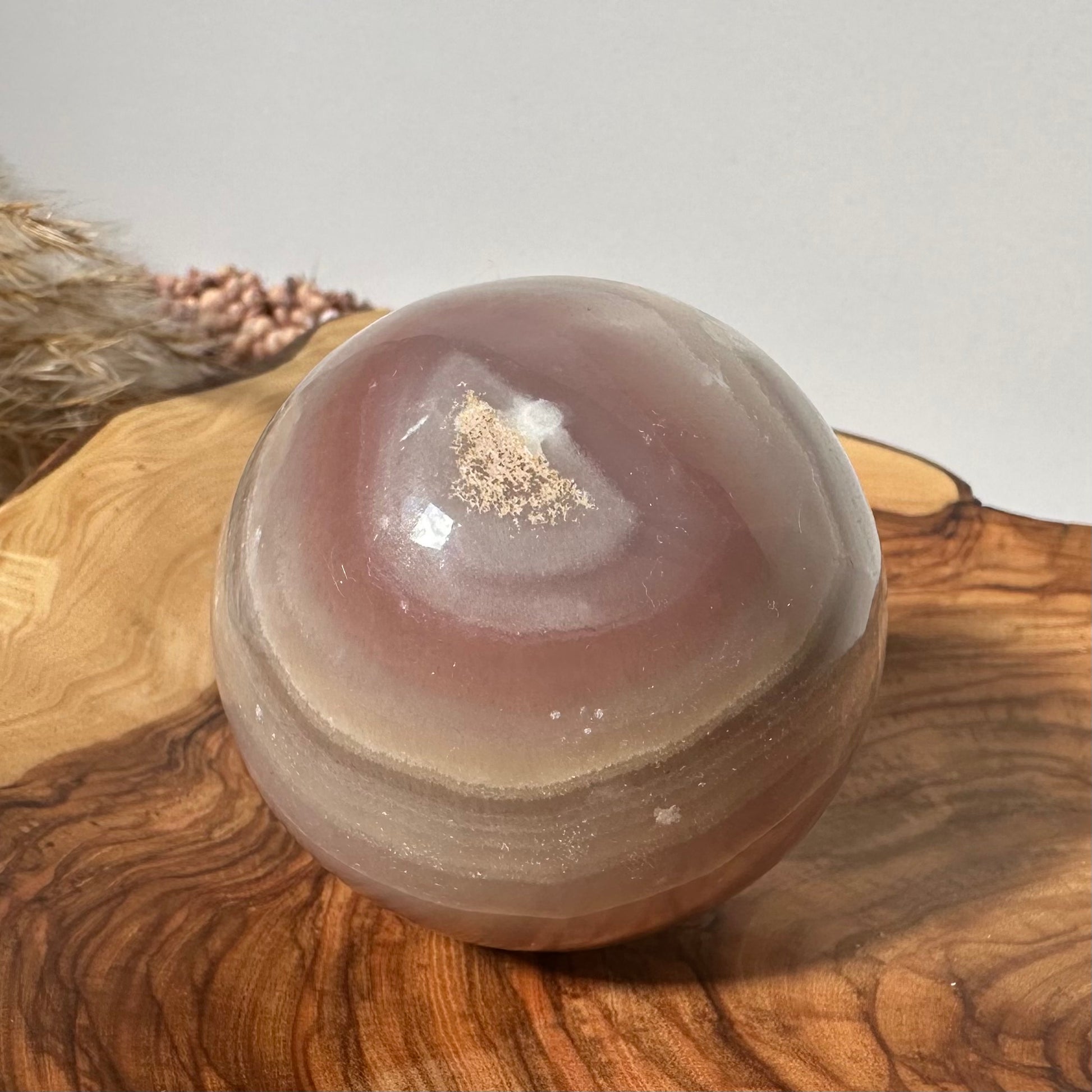 Onyx Kugel mit rosafarbenem Band