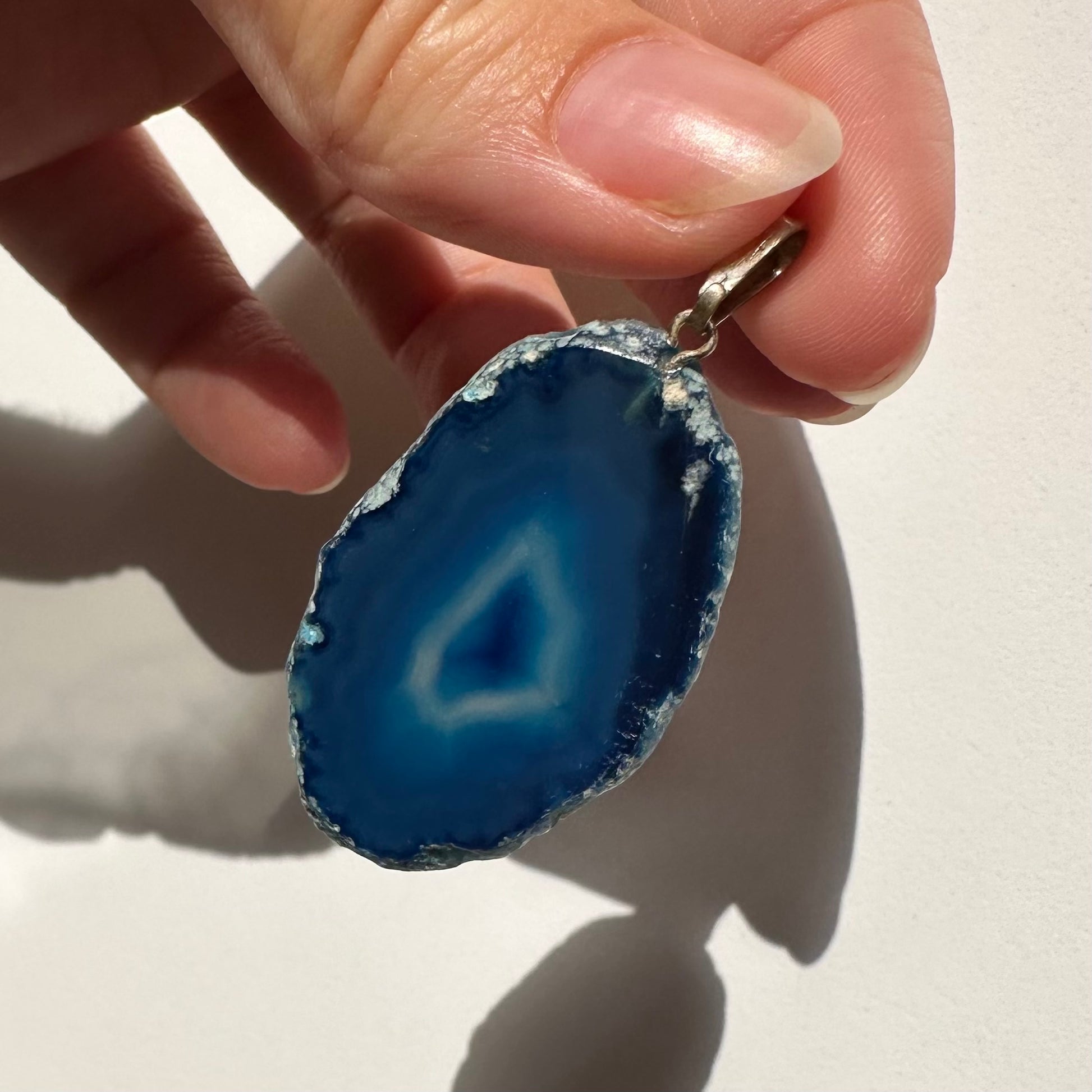 Blau gefärbter Achat Anhänger