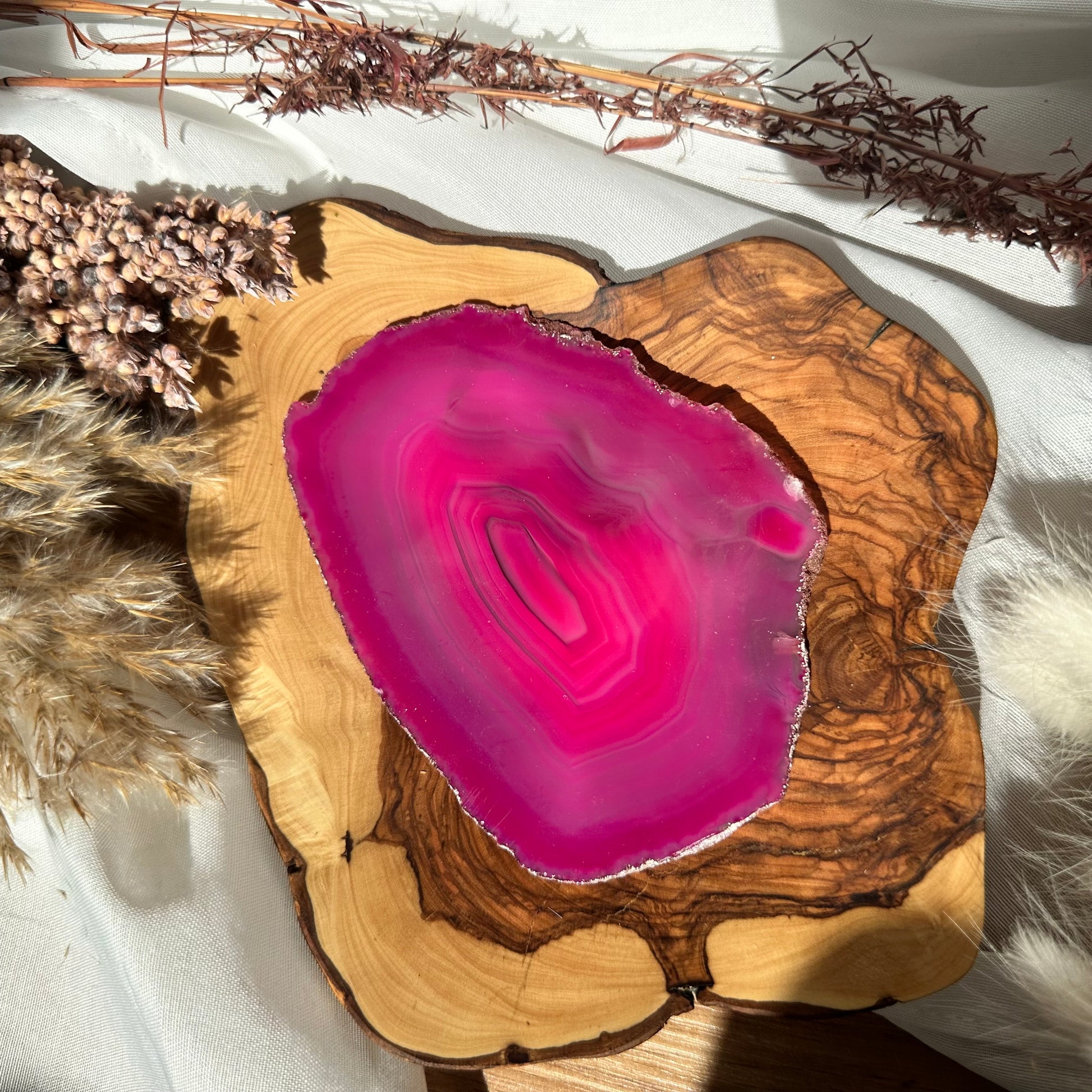 Teller aus getöntem Fuchsia-Achat