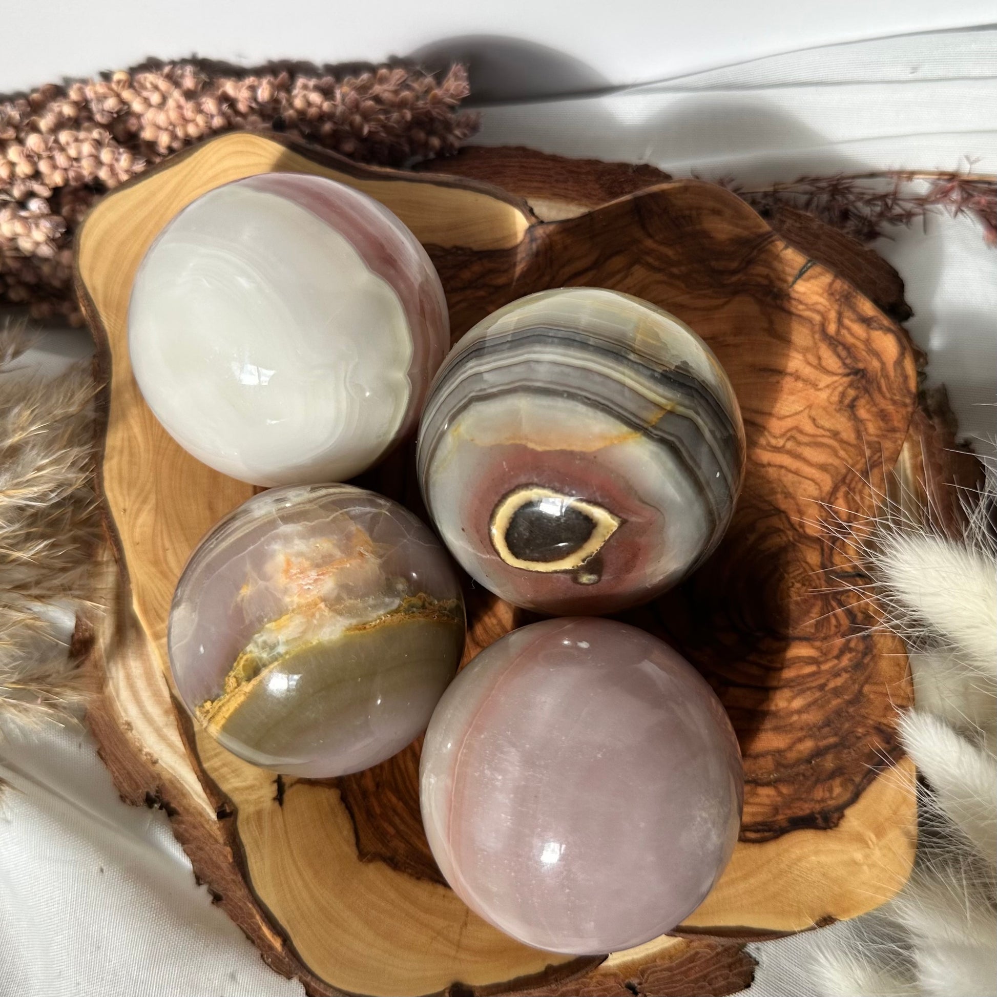 Onyx Kugel mit rosafarbenem Band