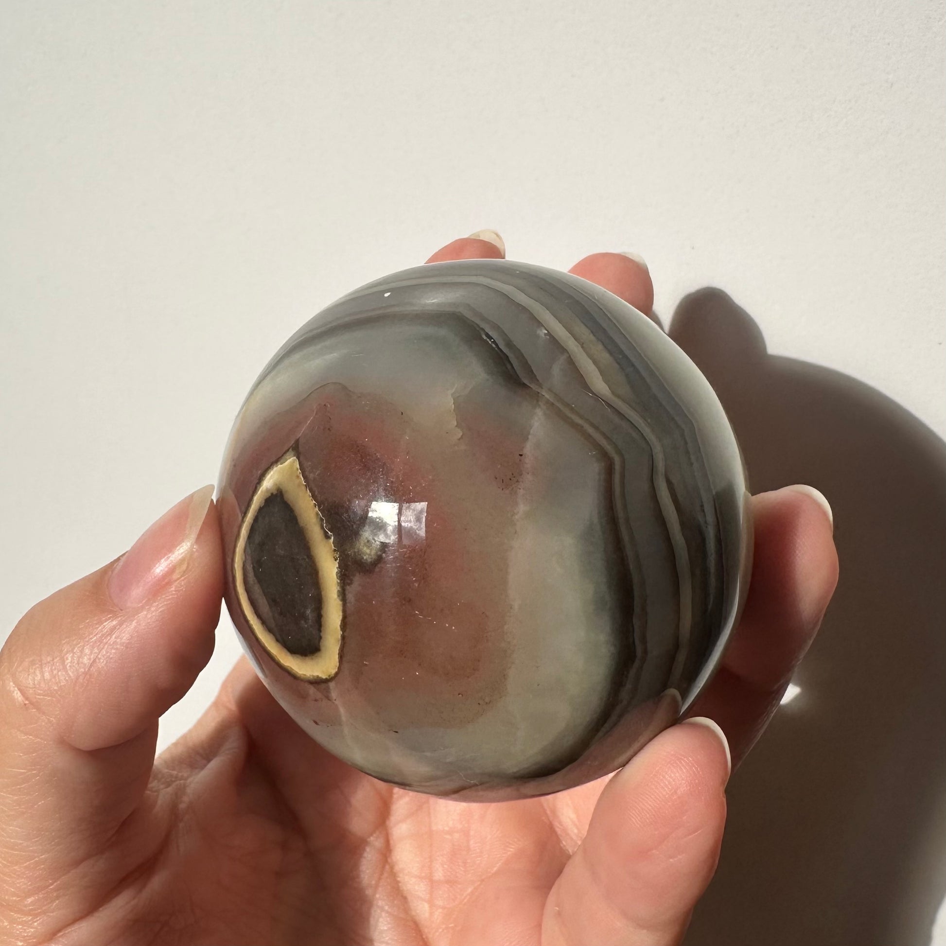 Onyx Kugel mit rosafarbenem Band